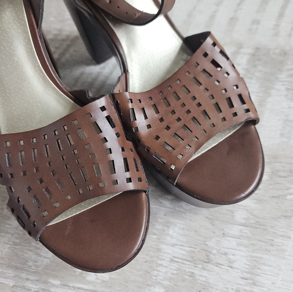 GBG Los Angeles Jelty Faux Leather Platform Heel Sandals - Picture 5 of 13